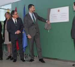 Don Felipe descubre una placa conmemorativa de la inauguración de la estación de Figueres-Vilafant